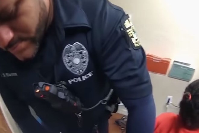 #video Na Floridi aretirali šestletno deklico: »Nočem v policijski avto«