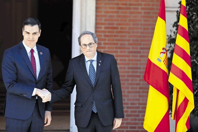 Rokovanje španskega premierja Sancheza in katalonskega voditelja Quima Torre pred začetkom pogovorov o Kataloniji.