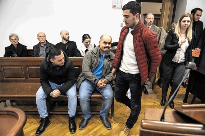 Obtožena očitke o nevarni vožnji zanikata. Na fotografiji Elbasan Destani (levo na sprednji klopi, poleg  sodni tolmač) in...