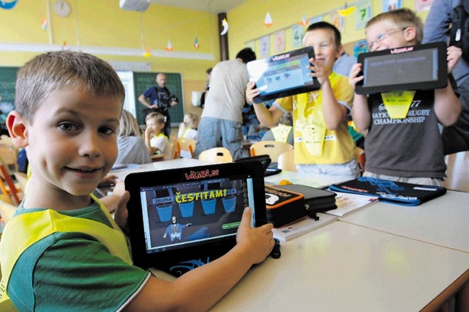 Učenci prvega razreda so se že leta 2014 seznanjali z uporabo elektronskih tablic pri pouku (na fotografiji). V letošnjem...