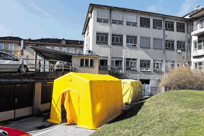 Na okužbe s koronavirusom se pripravljajo tudi v bolnišnicah. V UKC Ljubljana so postavili dva šotora za jemanje brisov (na...
