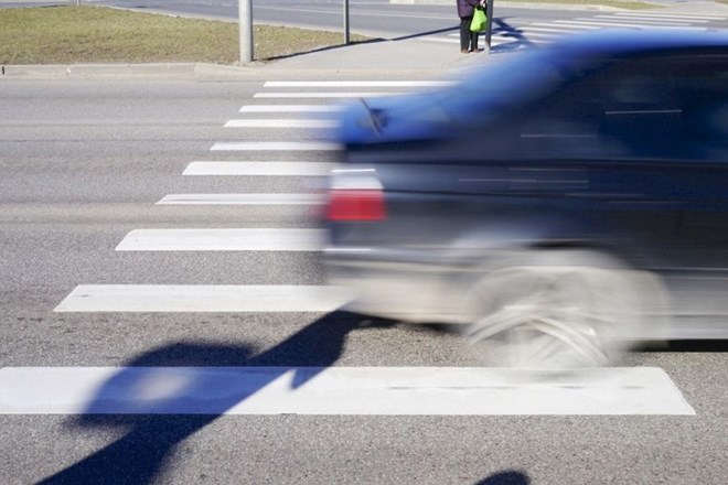 Vozniki dražjih avtomobilov redkeje ustavijo pešcem na prehodu.