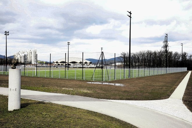 Na občini trdijo, da niso zgradili večjih igrišč zaradi prostorske stiske na zemljišču pri stadionu v Stožicah.