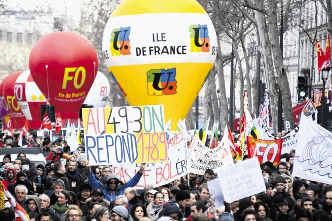 Protestniki so v Parizu vlado opozorili, da se bo ponovilo revolucionarno leto 1789, če ne bo poslušala ljudstva oziroma bo...