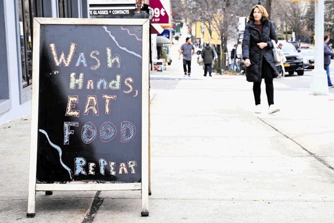 Umij si roke, jej, ponovi – je namesto jedilnega lista na tablo napisal newyorški gostinec.  Glede na to, da se virus v...