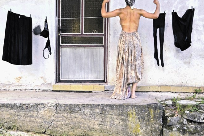 Đejmi Hadrović se v galeriji Alkatraz predstavlja z razstavo Razkrivanje tančice tišine. Na ogled bo do 27. marca.