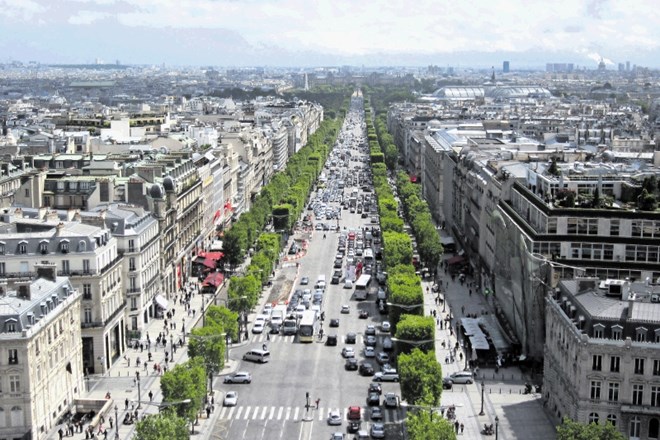 Največji trgovci na Champs-Élysées so  ustanovili poseben odbor, katerega namen je promenado vrniti Parižanom.