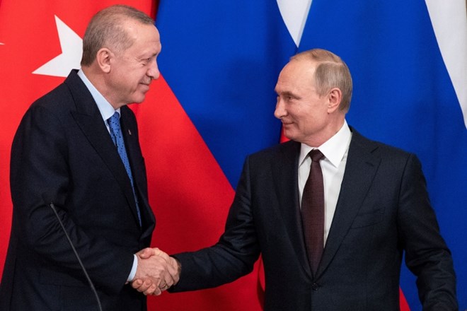 Ruski predsednik Vladimir Putin (desno) in turški predsednik Tayyip Erdogan (levo).