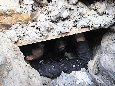 Če migrantov, ki so bili zakopani pod glino, ne bi odkrili v Dobovi, bi se lahko bodisi zadušili bodisi se hudo poškodovali...
