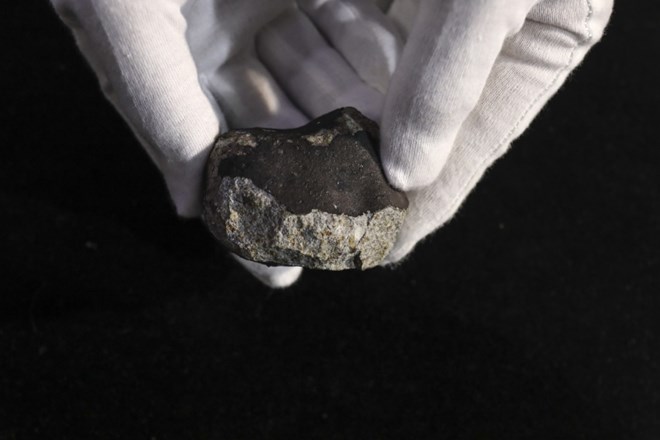 Prve analize 203 grame težkega meteorita Novo mesto so pokazale, da je v njem nikelj.