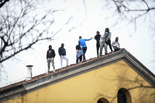 Zaporniki med današnjim protestom na strehi milanskega zapora San Vittore.