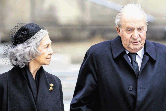 Španski kralj Juan Carlos je skupaj z nekdanjo ljubico Corinno Larsen v preiskavi zaradi nenavadnih donacij.