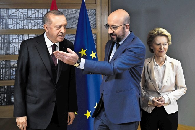 Turški  predsednik Recep Tayyip Erdogan, ki sta ga na sedežu EU sprejela predsednik evropskega sveta Charles Michel in...