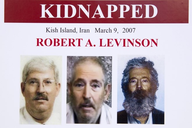 Agent FBI Robert Levinson pred ugrabitvijo (levo), iz posnetka, ki so ga posneli ugrabitelji (na sredini) in slika, kako bi...