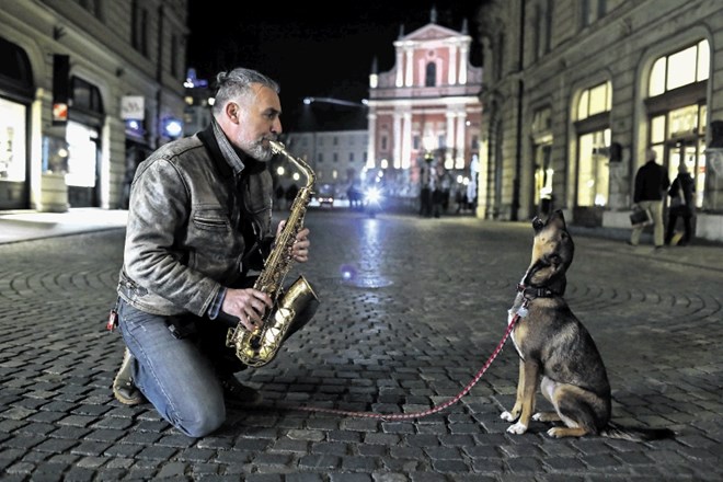 Zoran Mosić je s psičko Pupo pritegnil pozornost redkih mimoidočih.