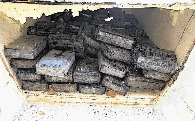Narkozdružba je iz Južne Amerike v Evropo tihotapila večje količine kokaina. 840 kilogramov so ga leta 2018 zasegli na...