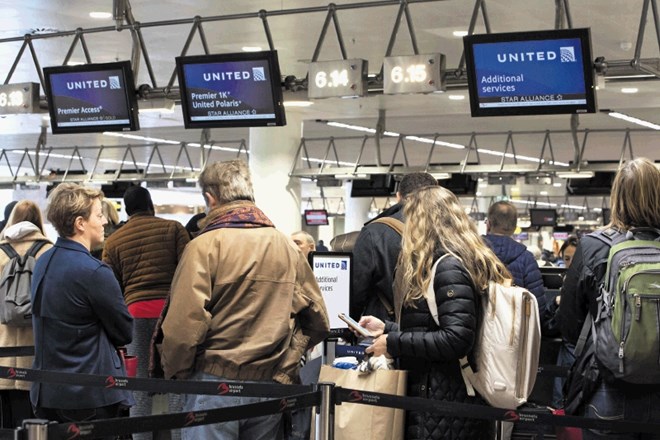 Številni potniki so si včeraj krčevito prizadevali, da bi letalske karte za ZDA zamenjali za zgodnejše lete in se tako...