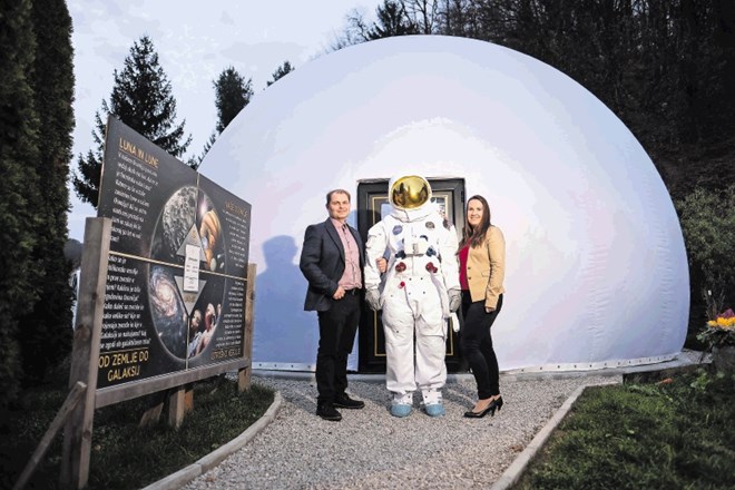 Planetarij v Podčetrtku je med šolskim letom odprt ob koncu tedna, po dogovoru pa tudi med tednom, pravi Sebastijan Jakša (na...