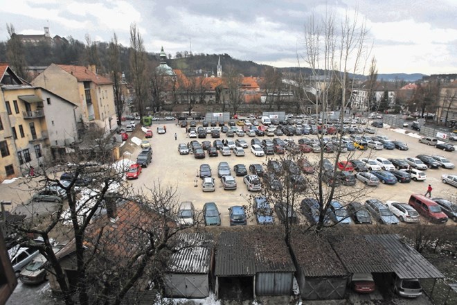 Parkirišče NUK II ima 188 parkirnih prostorov, parkirnina pa stane 1,2 evra na uro.