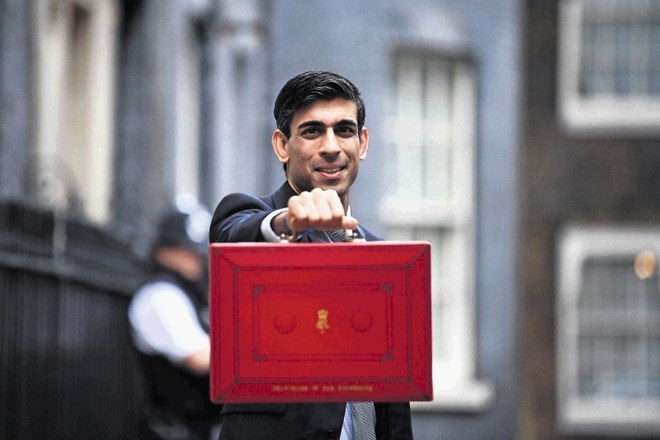 Britanski finančni minister Rishi Sunak z razvpitim rdečim proračunskim kovčkom.