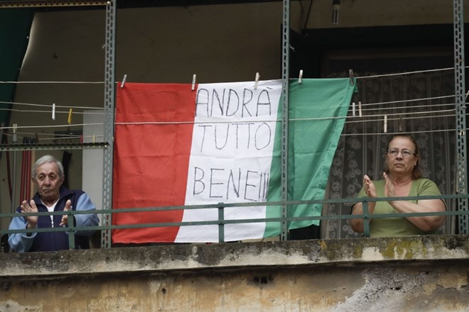 #video Italijani kljubujejo novemu koronavirusu s petjem na balkonih