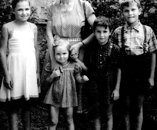 Helena Puhar s svojimi otroki: Alenko, Mojco, Matjažem in Rolandom. Na fotografiji manjka še sin Gregor, ki  je bil tedaj še...