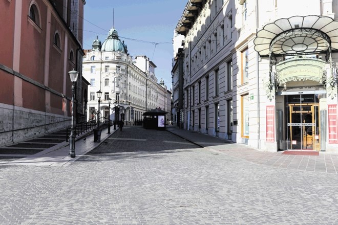 Običajno polno središče Ljubljane je bilo že včeraj grozljivo prazno, kot v kakšnih vojnih časih. Prizor, na katerega se...