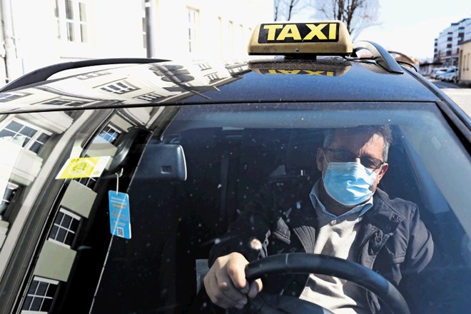 Taksisti so danes dobili zaščitne maske, ki pa jih imajo premalo.