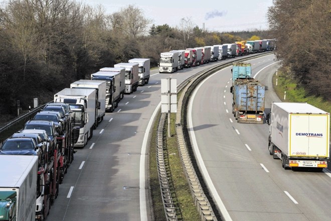 Dolge kolone čakajočih tovornjakov se vijejo tudi na poljsko-nemški meji.