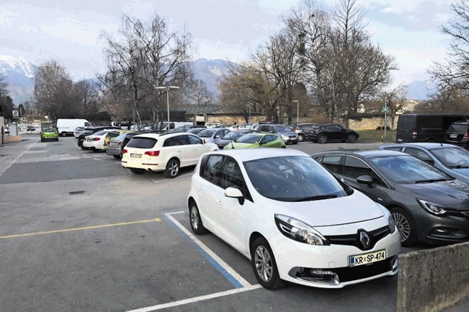 S pobiranjem parkirnine bi tiste, ki parkirajo v centru Radovljice, spodbudili, da avtomobil na parkirišču pustijo le toliko...