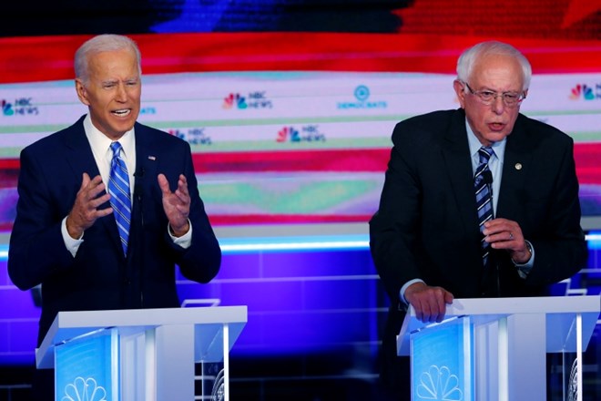 Joe Biden na levi in Bernie Sanders na desni