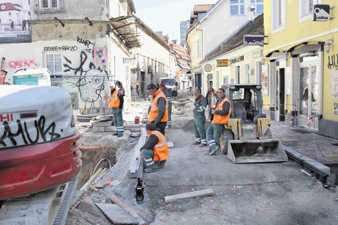 Na Trubarjevi cesti v Ljubljani gradbinci še vedno delajo na gradbišču in hitijo z obnovo ulice.