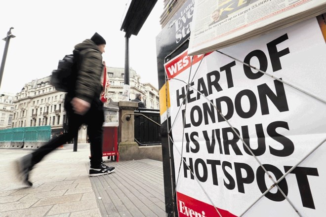 Srce Londona je žarišče virusa, pravi plakat za enega izmed časopisov pred trafiko na Oxford Circusu.