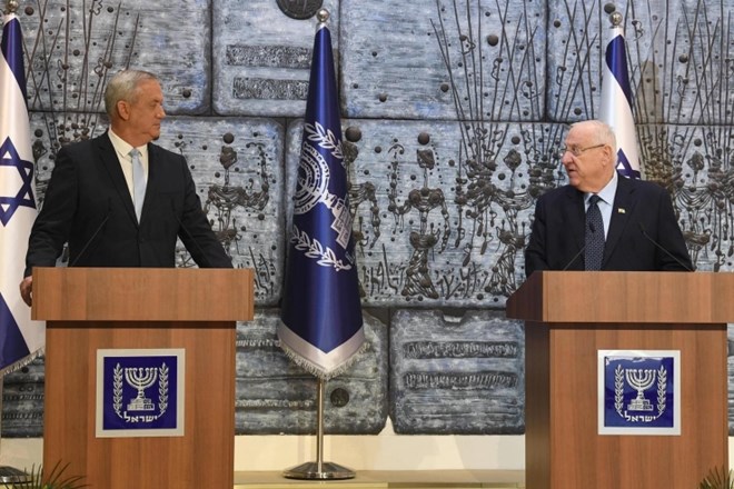 Izraelski predsednik Reuven Rivlin (denso) in Beni Ganc (levo).