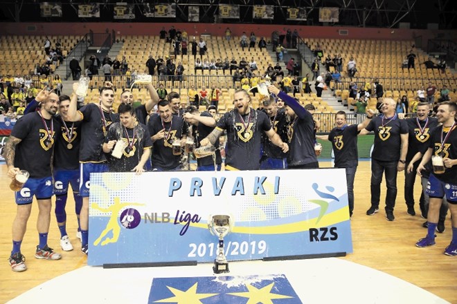 Rokometaši Celja Pivovarne Laško so v minuli sezoni takole proslavljali svoj 23. naslov slovenskega prvaka.