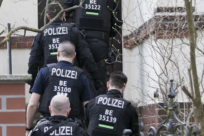 Policisti so dopoldne preiskali domove 21 vodilnih članov skupine Združena nemška ljudstva in plemena in njene...