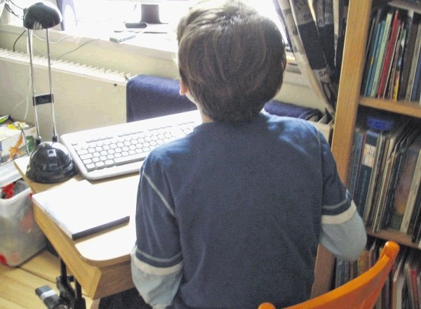 Učenci, ki doma nimajo internetne povezave, dosegajo slabše rezultate tako pri računalniški in informacijski  kot  pri bralni...
