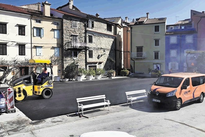 Pred cerkvijo Marije Zdravja so Pirančani po treh letih končno dobili asfalt.