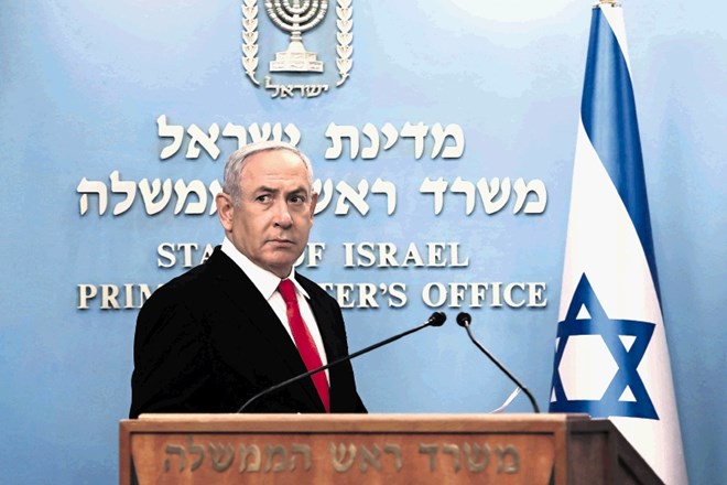 Benjamin Netanjahu se z vsemi sredstvi oklepa premierskega položaja, pred začetkom sojenja zaradi poneverb in zlorabe oblasti...