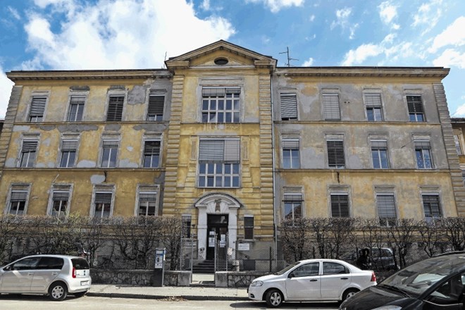 Ena od bolnišničnih zgradb v Ljubljani, ki bi bila ob močnejšem potresu najbolj prizadeta, je gastroenterološka klinika v...
