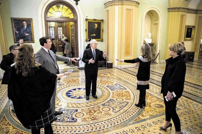 Jezni vodja republikancev v senatu Mitch McConnell govori z novinarji ob upoštevanju priporočene razdalje.