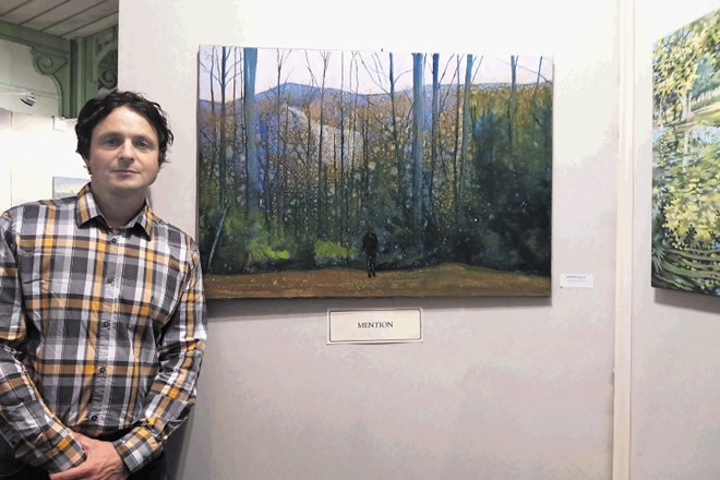 Slikar Gregor Pratneker ob delu Na robu gozda, ki je februarja prejelo nagrado Salona francoskih umetnikov.
