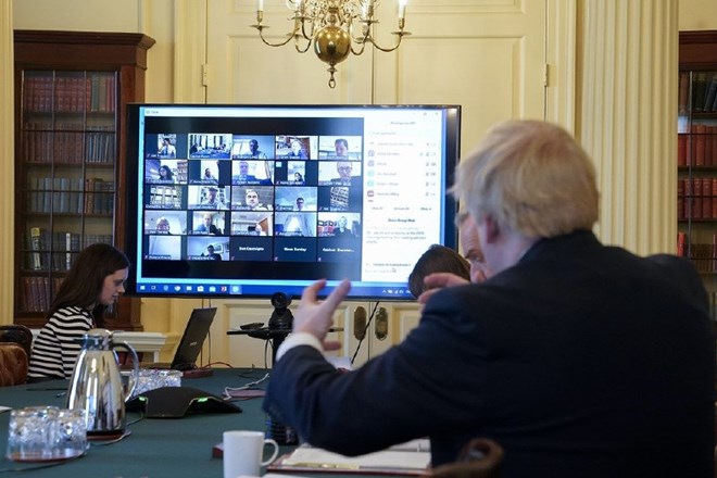 Boris Johnson je imel sejo vlade prek videokonference.