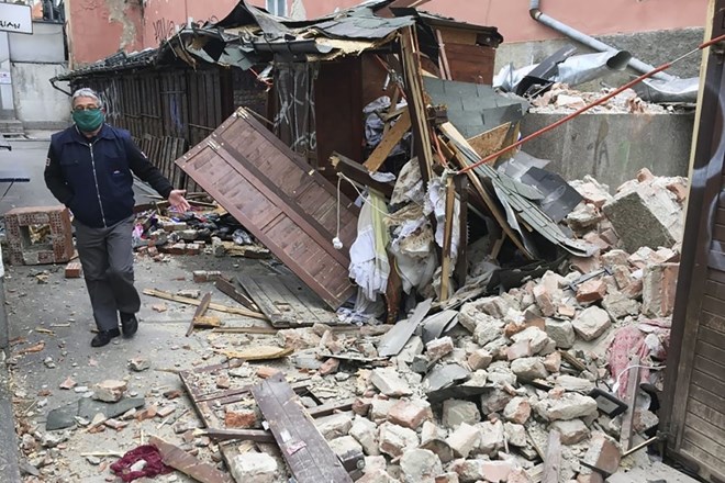 Gmotna škoda po nedeljskem potresu v Zagrebu bi lahko dosegla dve milijardi kun (270 milijonov evrov), kažejo prve grobe in...