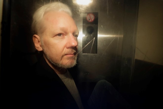 Assangeu zavrnili prošnjo za odhod iz zapora zaradi novega koronavirusa