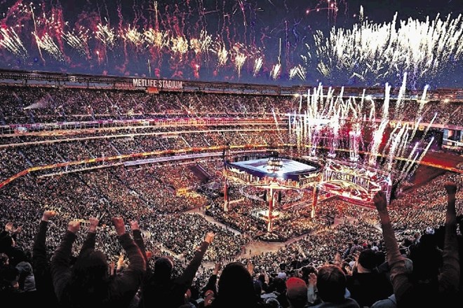 Lani je bila 35. WrestleMania na nabito polnem stadionu MetLife v East Rutherfordu.