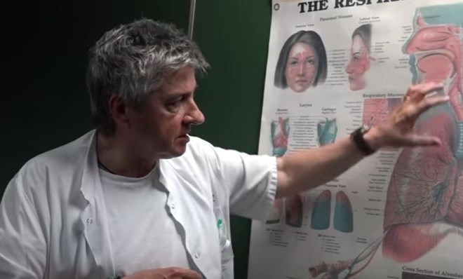 Primarij mag. Matjaž Turel v videoposnetku pojasnjuje, kaj se v telesu dogaja, ko se okužimo s koronavirusom.