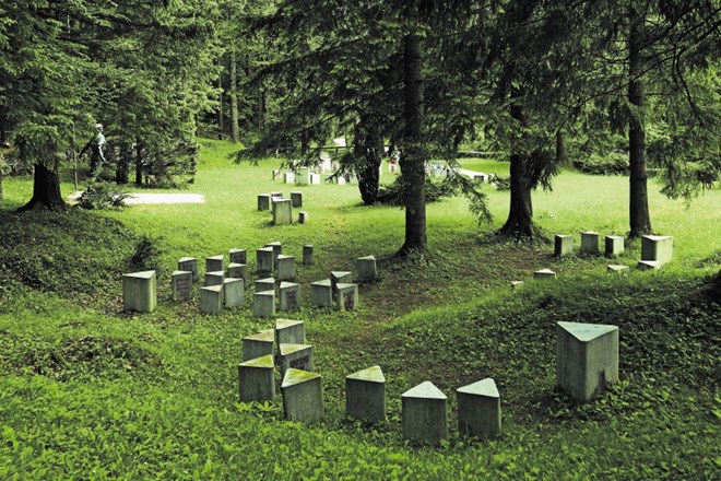 Grobišče talcev (1953) v Dragi arhitektov Edvarda Ravnikarja in Borisa Kalina je spomin na gestapovske zapore v bližnji...