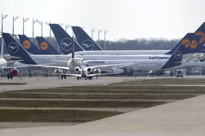 Nemški letalski prevoznik Lufthansa bo zaprosil za državno pomoč, s katero bi 31.000 zaposlenim do konca avgusta skrajšal...