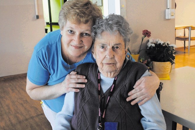 Draga Koren, 97-letna stanovalka Doma Petra Uzarja   Tržič, je sicer zaskrbljena, a jo tolaži, da je v domu na varnem. Na...